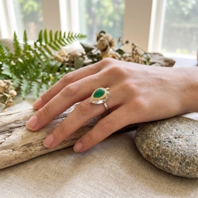 Anel de Prata com Quartzo Claro e Ônix Verde - Luxo e Elegância