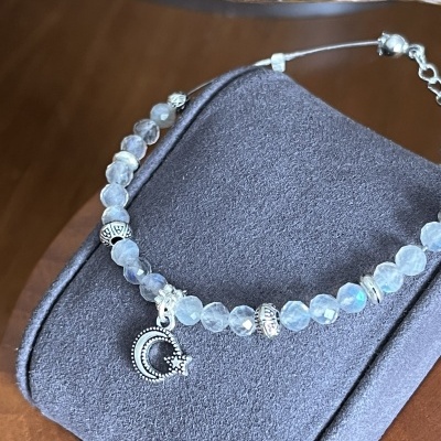 Pulseira em Aço Inoxidável com Pedra da Lua e Pingente Lua Estrela