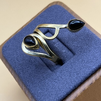 Anel Ajustável em Bronze com Pedra Onyx - Elegância, Estilo e Conforto