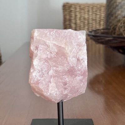 Quartzo Rosa com Suporte - Amor e Elegância