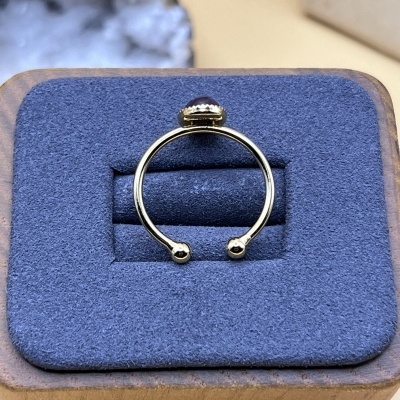 Anel Oval Ajustável Banhado a Ouro com Ametista Natural - Elegante e Versátil