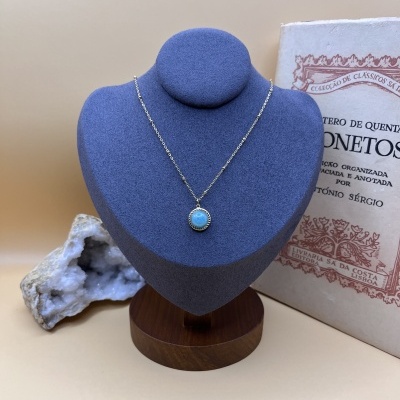 Colar Dourado em Aço Inoxidável com Amazonita - Elegância Natural e Design Contemporâneo