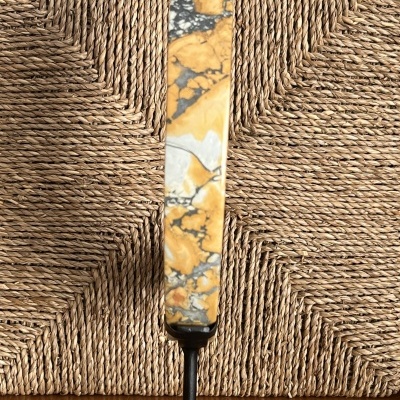 Jaspe Maligano Amarelo – Lua Crescente, em suporte metálico personalizado