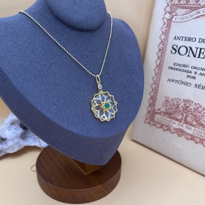Colar Dourado com Flor de Quartzo e Ônix Verde - Elegância e Sofisticação