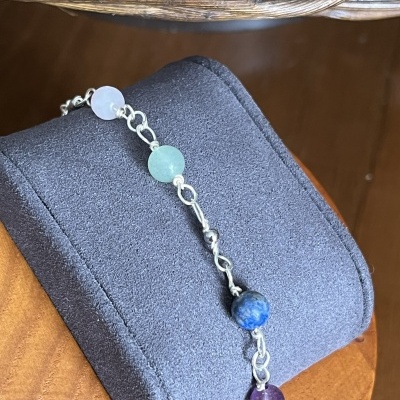 Pulseira em Aço Inoxidável com 7 Pedras Naturais – Ônix, Ametista, Sodalite, Amazonite, Quartzo Rosa, Citrino e Cornalina
