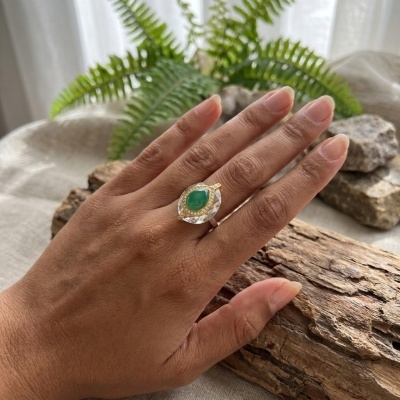 Anel de Prata com Quartzo Claro e Ônix Verde - Luxo e Elegância