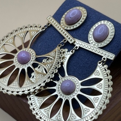 Brincos de Aço Inoxidável com Roseta e Cabochões Rosa Nude - Delicadeza e Elegância Natural