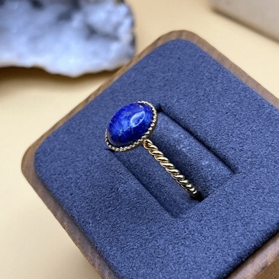 Anel Torcido Banhado a Ouro 18k com Lápis-Lazúli - Ajustável e Elegante
