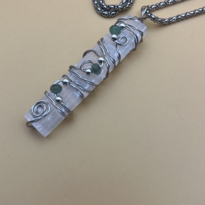 Pendente de Selenite e Aventurina - Energia, Equilíbrio e Serenidade Natural