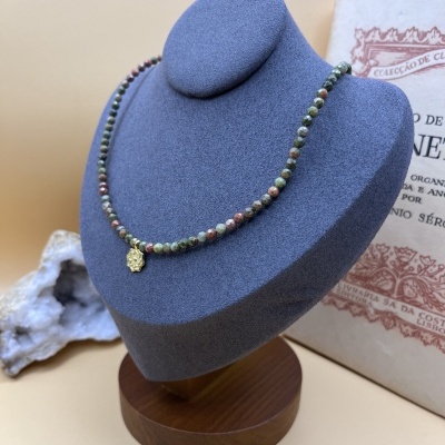 Colar em Aço Inoxidável com Unakite e Flor Dourada - Elegância Natural e Harmonia