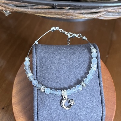 Pulseira em Aço Inoxidável com Pedra da Lua e Pingente Lua Estrela