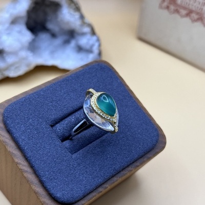 Anel de Prata com Quartzo Claro e Ônix Verde - Luxo e Elegância