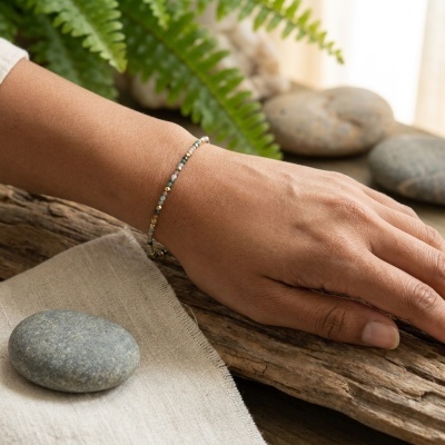 Pulseira Elegante de Ágata Indiana e Hematita - Estilo e Energia