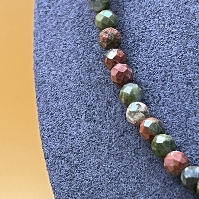 Colar em Aço Inoxidável com Unakite e Flor Dourada - Elegância Natural e Harmonia