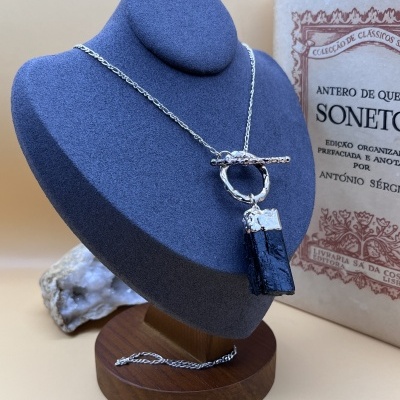 Colar com pingente de Turmalina Bruta em Banho de Prata - Força Natural