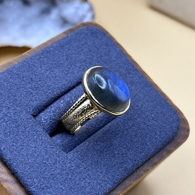 Anel Dourado com Labradorita - Ajustável e Sofisticado