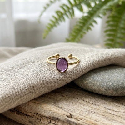 Anel Oval Ajustável Banhado a Ouro com Ametista Natural - Elegante e Versátil