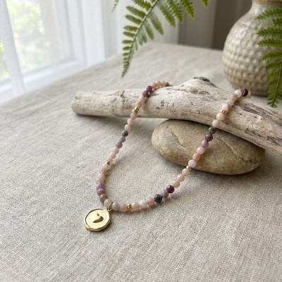 Colar em Aço Dourado com Pedra Sunstone, Turmalina Rosa e Pingente em Forma de Coração