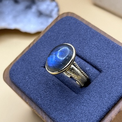 Anel Dourado com Labradorita - Ajustável e Sofisticado