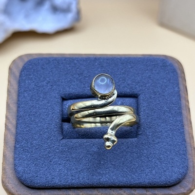 Anel de Bronze com Pedra da Lua - Misticismo e Elegância