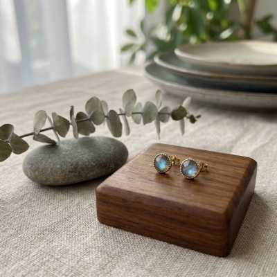 Brincos Dourados com Labradorite Natural - Minimalistas e Elegantes
