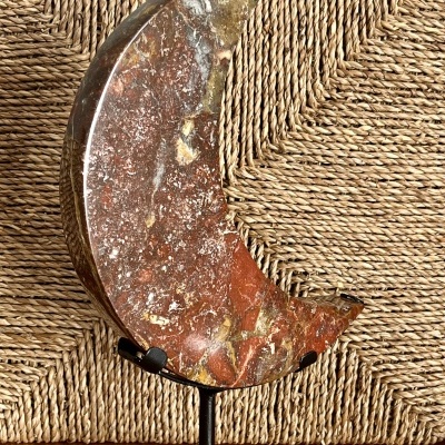 Jaspe Vermelho bruto – Lua Crescente, em suporte personalizado