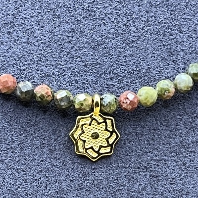Colar em Aço Inoxidável com Unakite e Flor Dourada - Elegância Natural e Harmonia