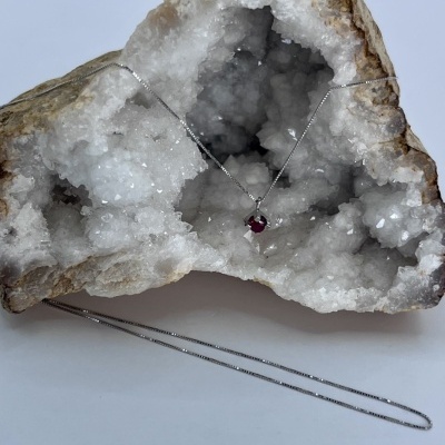 Colar com Pingente de Rubi em Ouro Branco 18Kt - Elegância Refinada