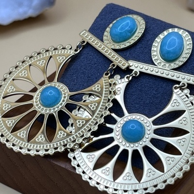 Brincos de Aço Inoxidável com Roseta e Pedra Verde Água - Elegância e Frescor Natural