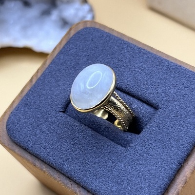 Anel Ajustável Dourado com Moonstone Arco-Íris - Elegância e Magia Natural