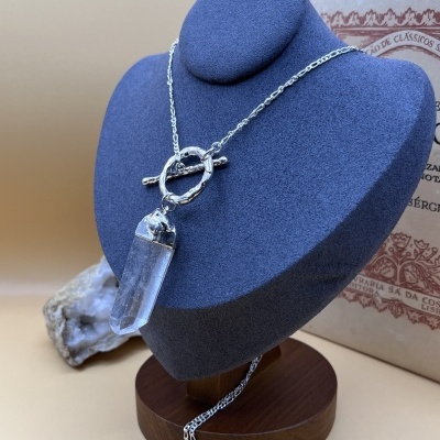 Colar com Pingente de Quartzo Bruto com Banho de Prata - Essência Natural