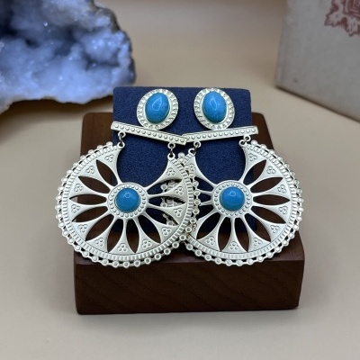 Brincos de Aço Inoxidável com Roseta e Pedra Verde Água - Elegância e Frescor Natural