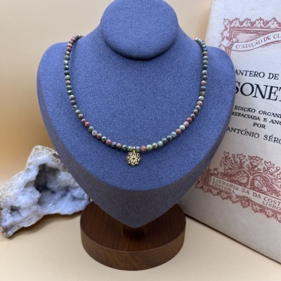 Colar em Aço Inoxidável com Unakite e Flor Dourada - Elegância Natural e Harmonia