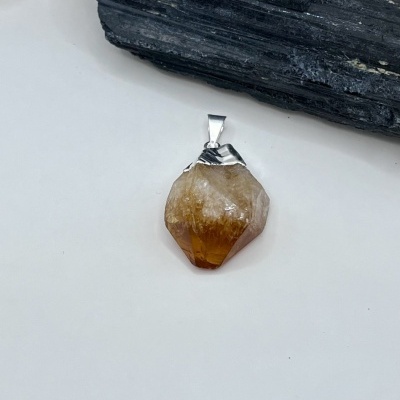 Pingente de Citrino Bruto em Banho de Prata - Beleza Natural e Energia Positiva