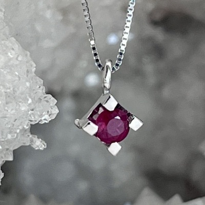 Colar com Pingente de Rubi em Ouro Branco 18Kt - Elegância Refinada