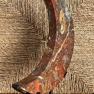 Jaspe Vermelho bruto – Lua Crescente, em suporte personalizado