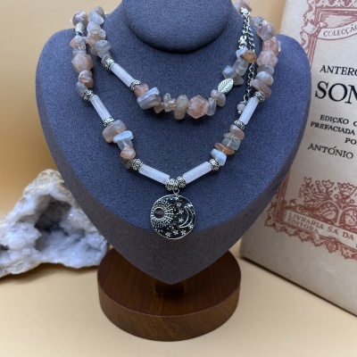 Colar Longo Artesanal em Aço Inox com Pedra do Sol e Quartzo Rosa