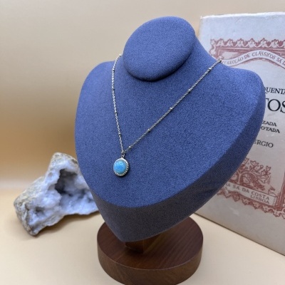 Colar Dourado em Aço Inoxidável com Amazonita - Elegância Natural e Design Contemporâneo