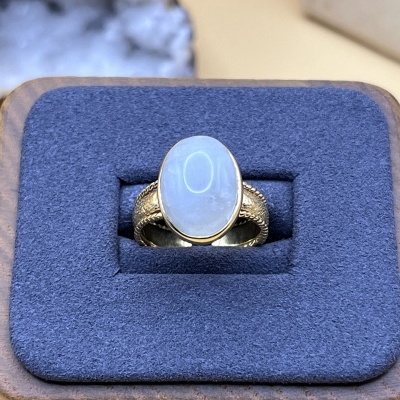 Anel Ajustável Dourado com Moonstone Arco-Íris - Elegância e Magia Natural