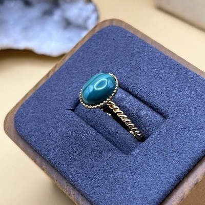 Anel Torcido Banhado a Ouro com Malaquita - Ajustável, Natural e Sofisticado