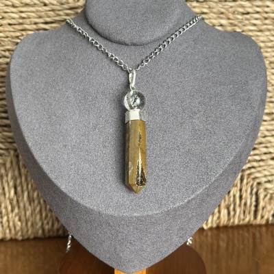 Colar em Aço Inoxidável com Pendente em Olho de Tigre e Quartzo