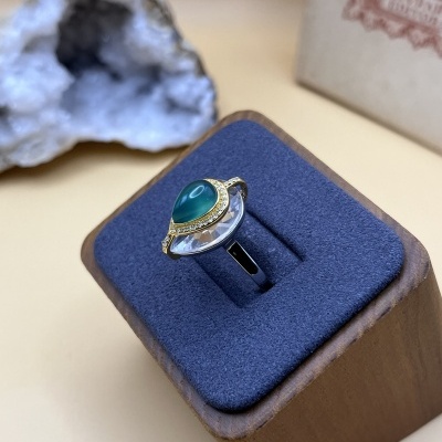 Anel de Prata com Quartzo Claro e Ônix Verde - Luxo e Elegância