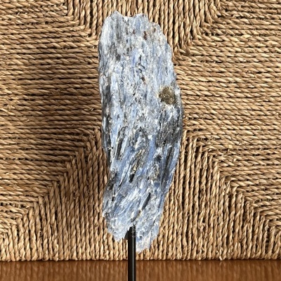 Cristal de Cianita Azul Natural em Suporte Metálico – Peça Decorativa e de Coleção