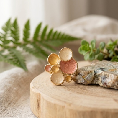 Anel Parisian Glow – Dourado & Mosaico em Resina