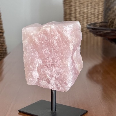 Quartzo Rosa com Suporte - Amor e Elegância