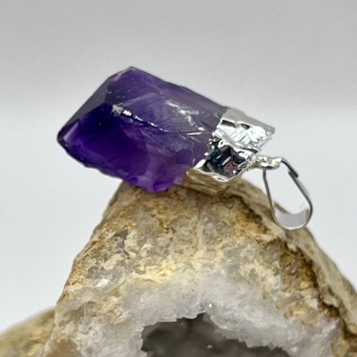 Pingente de Ponta de Ametista Bruta Banhada a Prata