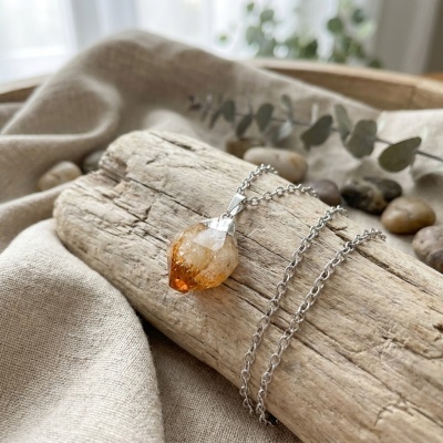 Colar em Aço Inoxidável com Pendente de Citrino Natural Bruto