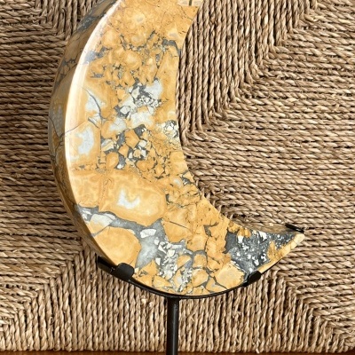 Jaspe Maligano Amarelo – Lua Crescente, em suporte metálico personalizado