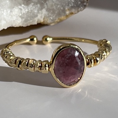 Anel Banhado a Ouro com Turmalina Rosa - Ajustável e Sofisticado