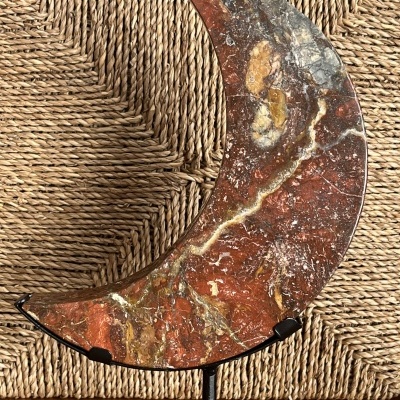 Jaspe Vermelho bruto – Lua Crescente, em suporte personalizado